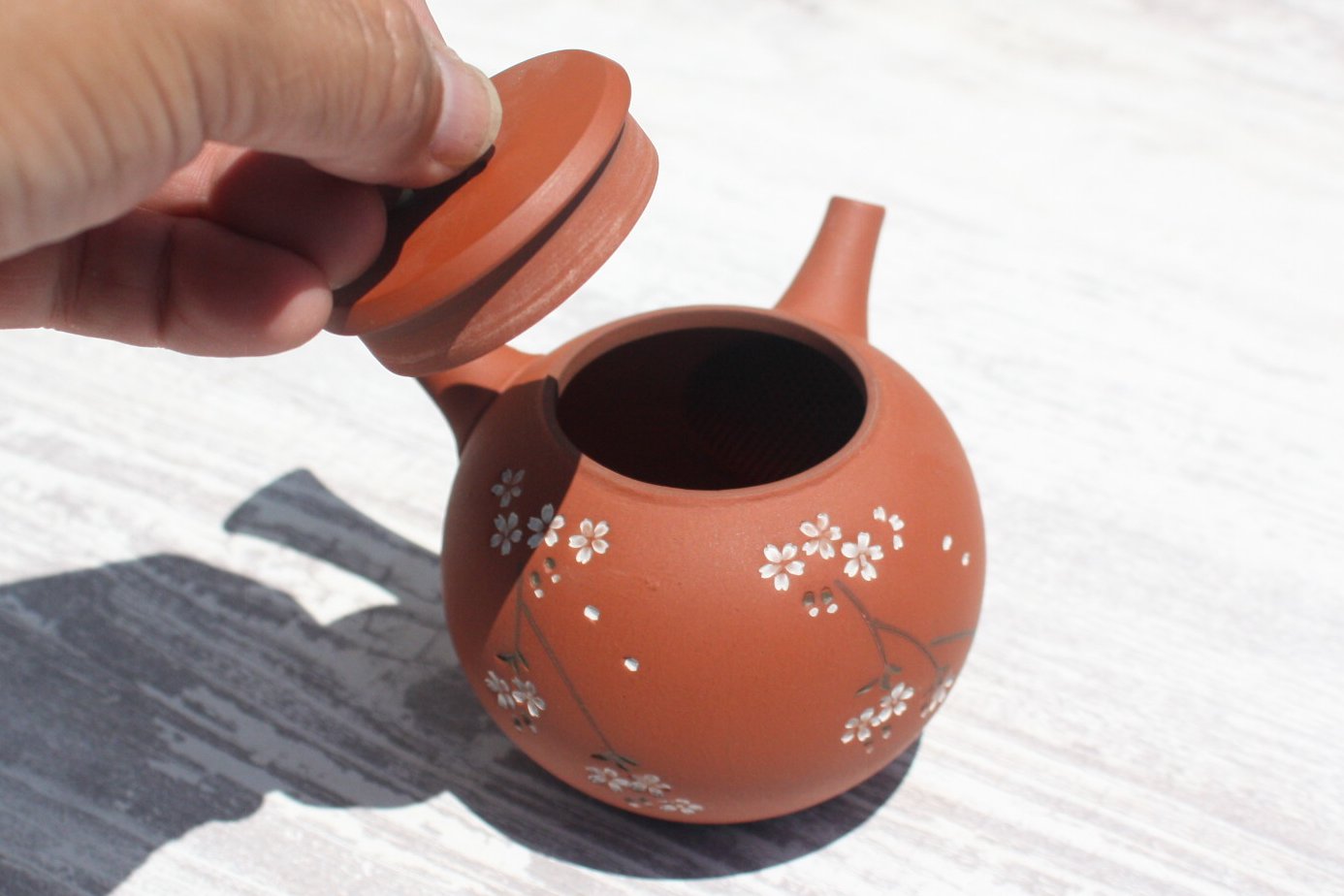 都築青峰 朱泥桜と蝶透かし急須 ささめ茶こし seihou018 - 常滑